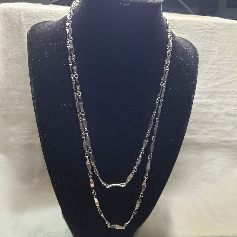 Beautiful Vintage Sarah Coventry "Fashion Accent" Silvertone 38 inch necklace